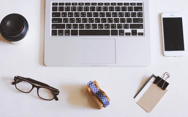 Flat Lay Foto Mesa Trabalho Com Laptop Smartphone Óculos Cartão — Fotografia de Stock