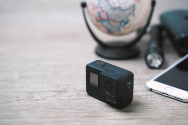 Bangkok, Tayland - 8 Ekim 2018: Yeni Gopro Hero 7 siyah eylem fotoğraf makinesi ile seyahat aksesuarları seyahat-blogger-fotoğrafçı için kopya alanı ile ahşap arka plan ayarlamak.