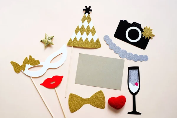 かわいいパーティーの小道具とカラフルな背景 幸せに空白カード新年パーティー祭典および休日の概念 — ストック写真