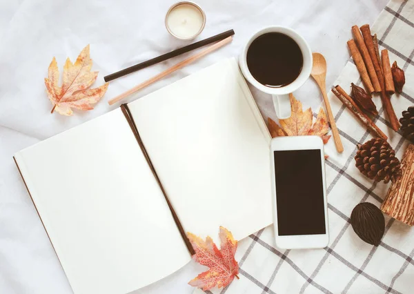 Portátil Blanco Con Teléfono Inteligente Taza Café Con Adornos Hojas — Foto de Stock