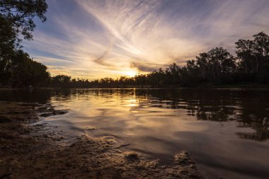 Echuca, Avustralya'da murray Nehri üzerinde günbatımı