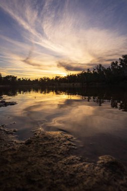 Echuca, Avustralya'da murray Nehri üzerinde günbatımı