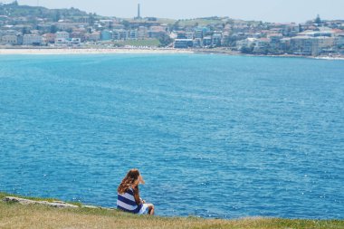 Sydney, Avustralya - 22 Ocak 2019: Kadın güzel bir günde, Bondi Beach plaj rahatlatıcı bir ünlü Sydney yer