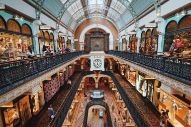 Sydney, Avustralya - 21 Ocak 2019: Kraliçe Victoria bina iç ve müşteriler, Kraliçe Victoria bir tarihi ve ikonik alışveriş alışveriş merkezi Sydney yapıdır