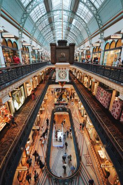 Sydney, Avustralya - 21 Ocak 2019: Kraliçe Victoria bina iç ve müşteriler, Kraliçe Victoria bir tarihi ve ikonik alışveriş alışveriş merkezi Sydney yapıdır