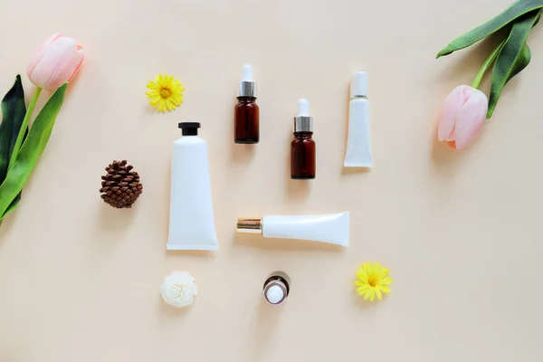 Colocación plana de varios productos orgánicos para el cuidado de la piel y la belleza para moc —  Fotos de Stock