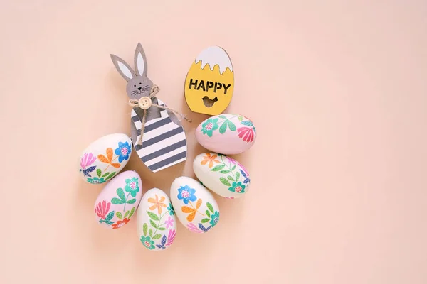 Feliz concepto de Pascua con conejito de madera y coloridos huevos de Pascua —  Fotos de Stock