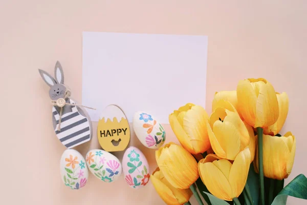 Happy Easter concept with blank card, wooden bunny, colorful eas — Stock Photo, Image