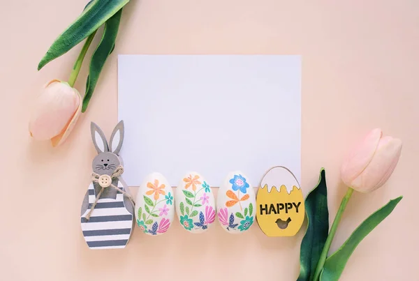 Happy Easter concept with blank card, wooden bunny, colorful eas — Stock Photo, Image