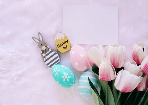 Feliz concepto de Pascua con conejito de madera y coloridos huevos de Pascua —  Fotos de Stock