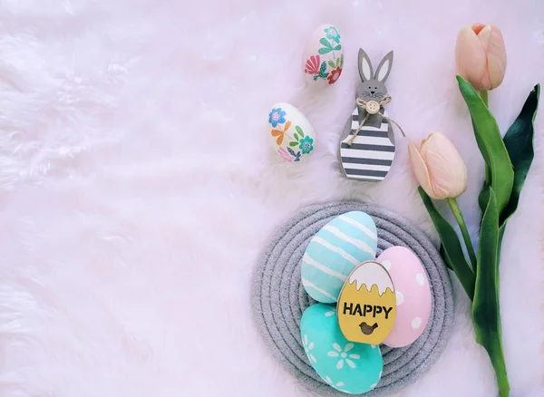 Feliz concepto de Pascua con conejito de madera y coloridos huevos de Pascua —  Fotos de Stock
