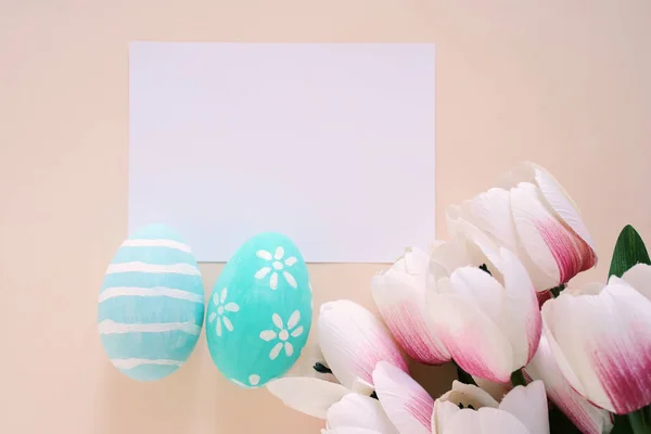 Feliz concepto de Pascua con tarjeta en blanco, huevos de Pascua de colores y p —  Fotos de Stock