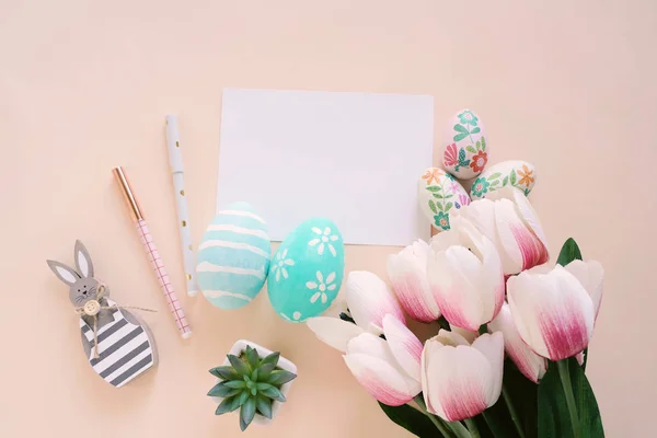 Buon concetto di Pasqua con carta bianca e uova di Pasqua colorate e — Foto Stock