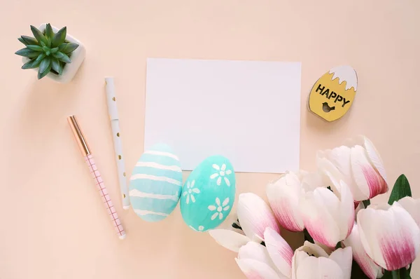 Feliz concepto de Pascua con tarjeta en blanco y coloridos huevos de Pascua un —  Fotos de Stock
