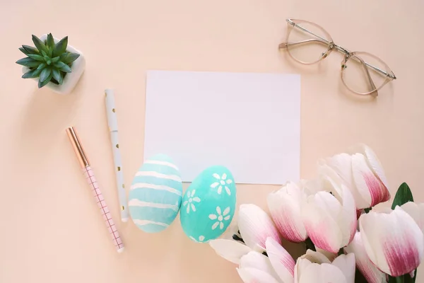 Buon concetto di Pasqua con carta bianca e uova di Pasqua colorate e — Foto Stock