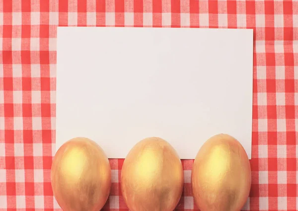 Uova Pasqua Dorate Sfondo Tovaglia Quadretti Rossi Con Biglietto Auguri — Foto Stock