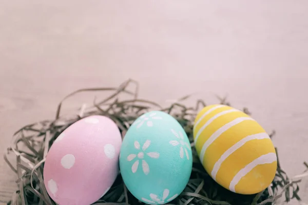 Pastell Und Bunte Ostereier Auf Nest Auf Holzgrund Fröhliches Osterferienkonzept — Stockfoto