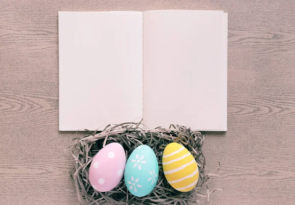 Pastello Colorato Uova Pasqua Sul Nido Con Taccuino Bianco Sfondo — Foto Stock