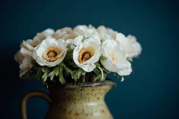 Kytice Čerstvých Bílých Květů Retro Hlince Tmavém Pozadí Starobylý Styl — Stock fotografie