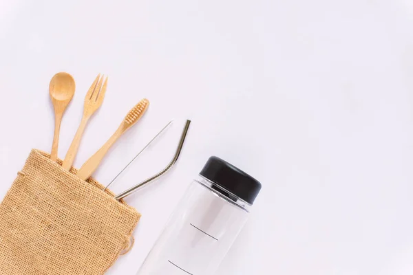 Nachhaltige Kochlöffel Und Edelstahl Strohhalme Natürlichen Sacksack Mit Flasche Auf — Stockfoto