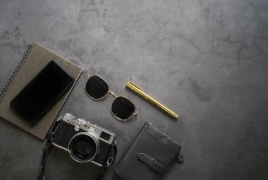 Koyu taş arka plan, üst görünüm, iş ve yaşam tarzı kavramı üzerinde erkek gadget ile çalışma alanı masadüz yatıyordu