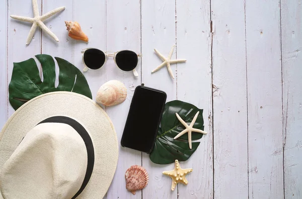 Cappello Con Occhiali Sole Smartphone Con Conchiglie Sfondo Tavolo Legno — Foto Stock