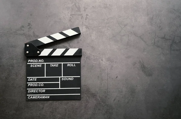Empty clapperboard in flat lay style on dark stone background, entertainment and cinema industry concept — Stock Image Empty Clapperboard Flat Lay Style Dark Stone Background Entertainment Cinema Stock Picture