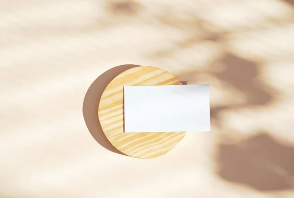 Укладка Карточки Фирменного Наименования Деревянного Контейнера Желтом Фоне Листьями Теневой — стоковое фото