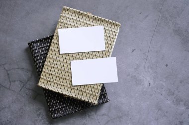 hasır kitap üzerinde marka kimlik kartvizit koyu taş arka plan, tasarım için minimal kavram modern tarzda kapakları