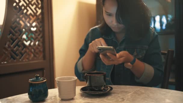 Mujer Asiática Usando Teléfono Inteligente Beber Café Cafetería — Vídeo de stock