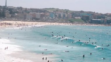 Sidney, Avustralya'daki Bondi plajında dinlenen ve güneşlenen insanlar