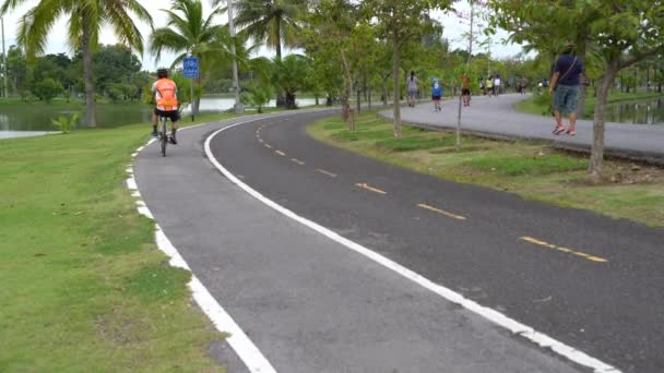 Nakhon Ratchasima Thailand August 2018 People Running Riding Bicycles Public — Stock Video