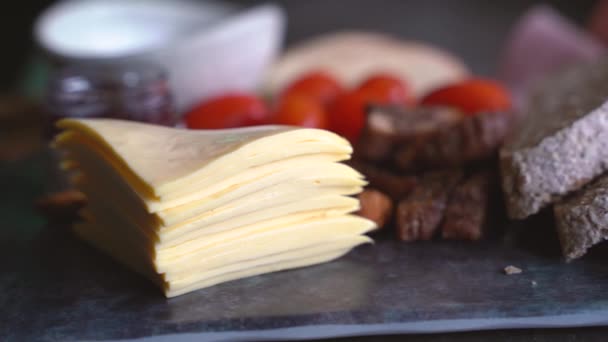 开胃菜美味的奶酪拼盘 坚果和全麦面包 — 图库视频影像