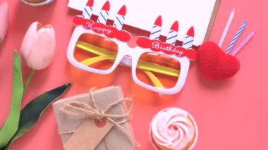 tatlı kek ve masada parti için hediye kutusu, Mutlu yıllar kavramı