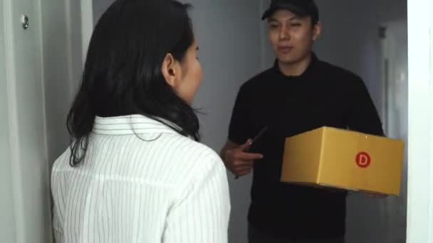 Donna Apre Porta Casa Meeting Delivery Man Con Scatola Cartone — Video Stock