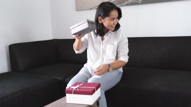 Wanita Asia Yang Cantik Membuka Kotak Hadiah Dan Mengintip Dalam — Stok Video