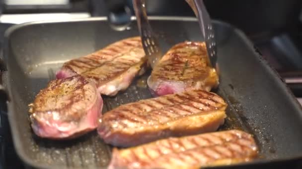 Szef Kuchni Przygotowuje Pyszne Soczyste Kawałki Mięsa Patelni Zbliżenie — Wideo stockowe
