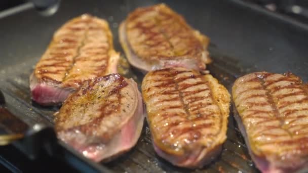 Gourmet Saftige Fleischscheiben Der Pfanne Zubereiten Nahaufnahme — Stockvideo