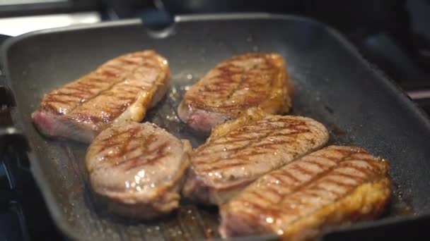 Chef Preparar Rebanadas Carne Jugosa Gourmet Sartén Primer Plano — Vídeos de Stock