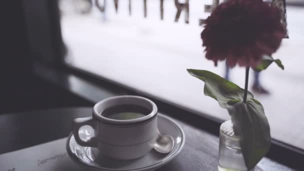Zblízka Šálek Horkou Černou Kávou Vázou Květinou Stole Kavárně Ranním — Stock video