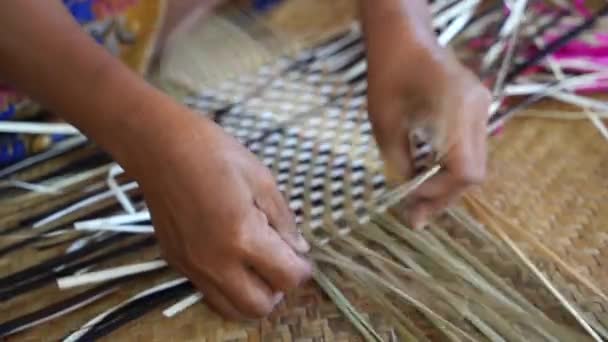 Mãos Femininas Tecendo Tapete Vime Esgoto Conceito Mão Tradicional Feita — Vídeo de Stock