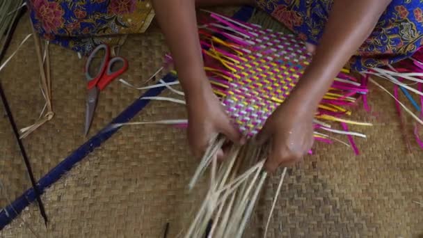 Female Hands Weaving Sedge Wicker Mat Concept Traditional Hand Made — Stock Video