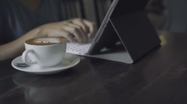 Dizüstü klavyede yazarak el