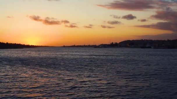 Vista Pittoresca Della Superficie Del Lago Increspato Tramonto Arancione Luminoso — Video Stock