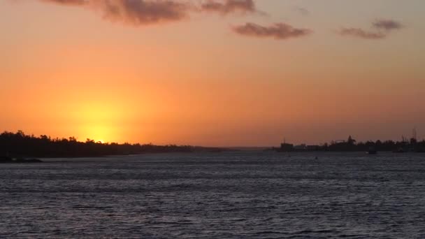 Vista Pittoresca Della Superficie Del Lago Increspato Tramonto Arancione Luminoso — Video Stock