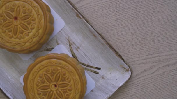 Πιάτα Γλυκά Mooncakes Και Μπολ Μέλι Κοντινή Θέα — Αρχείο Βίντεο