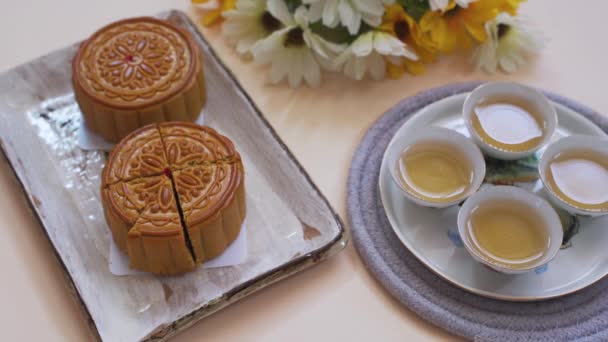 Mano Maschile Prendere Ciotole Miele Dalla Tavola Con Mooncakes Sul — Video Stock