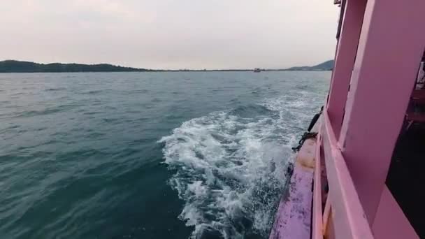 Boot Drijvend Meer Met Prachtige Lucht Achtergrond — Stockvideo