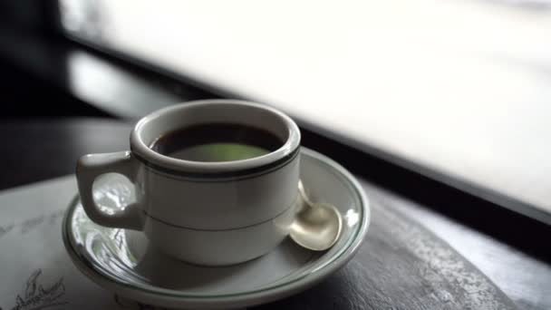 Közelről Csésze Forró Fekete Kávé Asztalon Kávézóban Reggeli Napfény — Stock videók