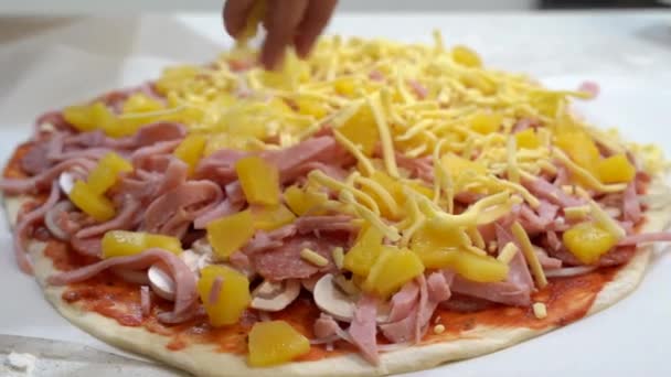 Mujer Haciendo Pizza Casera Casa — Vídeo de stock